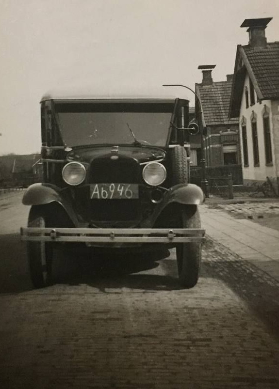 De auto (Ford) van Markus Oudgenoeg, koopman te Weiwerd. Datum uitgifte 19 maart 1923, intrekking 11 maart 1937. Daarna is de auto overgegaan naar Arent Oudgenoeg, koopman, op 11 maart 1937, Oude Schans 11 te Delfzijl.